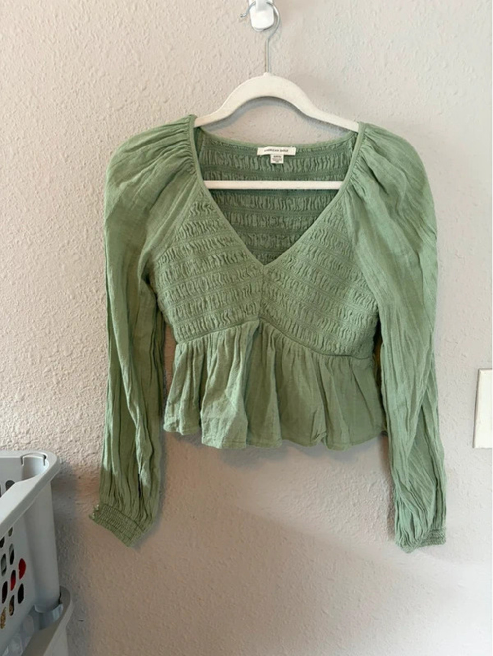 American Eagle green vneck cropped blouse S